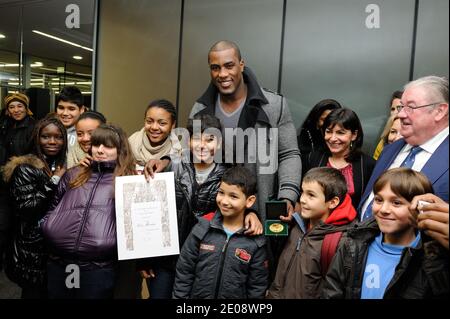 Der französische Judo-Weltmeister Teddy Riner posiert bei einer Medaillenverleihung am 25. Januar 2012 in Paris, Frankreich. Teddy Riner wurde von Bertrand Delanoe und Daniel Vaillant mit der Medaille "Grand Vermeil de la Ville de Paris" ausgezeichnet. Foto von Alban Wyters/ABACAPRESS.COM Stockfoto