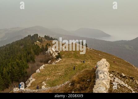 Blick vom Chasseral - einem Schweizer Berg - über die Hügel des Jura-Massivs Stockfoto