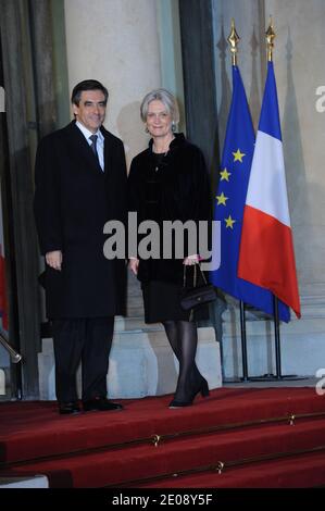 Der französische Premierminister Francois Fillon und seine Frau Penelope Fillon kommen zu einem Staatsessen zu Ehren des Präsidenten der Elfenbeinküste, Alassane Ouattara, am 26. Januar 2012 im Elysee-Palast in Paris, Frankreich, während des ersten Staatsbesuchs von Alassane Ouattara in Frankreich an. Foto von Mousse/ABACAPRESS.COM Stockfoto