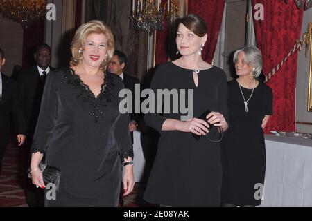 Elfenbeinküste First Lady Dominique Ouattara die französische First Lady Carla Bruni-Sarkozy und hinter der Frau des französischen Premierministers Penelope Fillon treffen am 26. Januar zu einem Staatsessen zu Ehren des Präsidenten der Elfenbeinküste Alassane Ouattara im Elysee-Palast in Paris ein, 2012 während des ersten Staatsbesuchs von Alassane Ouattara in Frankreich. Foto von Christophe Gubbaud/ABACAPRESS.COM Stockfoto