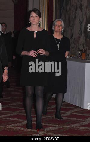 Die französische First Lady Carla Bruni-Sarkozy und die Frau des französischen Premierministers Penelope Fillon kommen am 26. Januar 2012 während des ersten Staatsbesuchs von Alassane Ouattara in Frankreich zu einem Staatsessen zu Ehren des Präsidenten der Elfenbeinküste, Alassane Ouattara, im Elysee-Palast in Paris an. Foto von Christophe Gubbaud/ABACAPRESS.COM Stockfoto