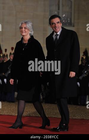 Der französische Premierminister Francois Fillon und seine Frau Penelope Fillon kommen zu einem Staatsessen zu Ehren des Präsidenten der Elfenbeinküste, Alassane Ouattara, am 26. Januar 2012 im Elysee-Palast in Paris, Frankreich, während des ersten Staatsbesuchs von Alassane Ouattara in Frankreich an. Foto von Christophe Guibbaud/ABACAPRESS.COM Stockfoto