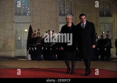 Der französische Premierminister Francois Fillon und seine Frau Penelope Fillon kommen zu einem Staatsessen zu Ehren des Präsidenten der Elfenbeinküste, Alassane Ouattara, am 26. Januar 2012 im Elysee-Palast in Paris, Frankreich, während des ersten Staatsbesuchs von Alassane Ouattara in Frankreich an. Foto von Christophe Guibbaud/ABACAPRESS.COM Stockfoto