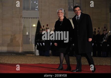 Der französische Premierminister Francois Fillon und seine Frau Penelope Fillon kommen zu einem Staatsessen zu Ehren des Präsidenten der Elfenbeinküste, Alassane Ouattara, am 26. Januar 2012 im Elysee-Palast in Paris, Frankreich, während des ersten Staatsbesuchs von Alassane Ouattara in Frankreich an. Foto von Christophe Guibbaud/ABACAPRESS.COM Stockfoto