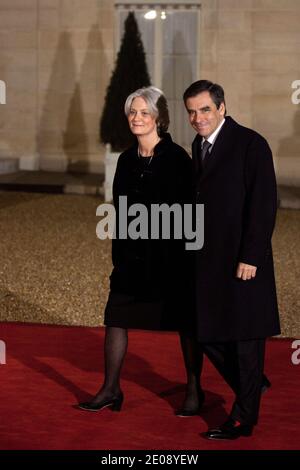 Der französische Premierminister Francois Fillon und seine Frau Penelope Fillon kommen zu einem Staatsessen zu Ehren des Präsidenten der Elfenbeinküste, Alassane Ouattara, am 26. Januar 2012 im Elysee-Palast in Paris, Frankreich, während des ersten Staatsbesuchs von Alassane Ouattara in Frankreich an. Foto von Stephane Lemouton/ABACAPRESS.COM Stockfoto