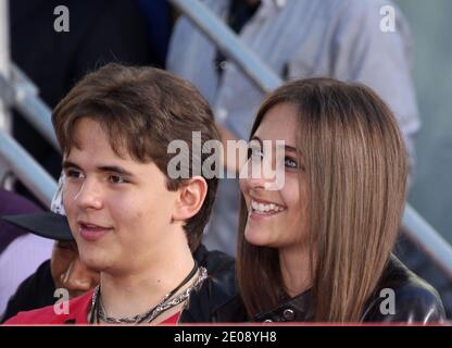 Prince Jackson, Paris Jackson, Michael Jacksons Kinder prägen im Grauman's Chinese Theatre, Hollywood, CA, USA, die Schuhe ihres Vaters und den Paillettenhandschuh in Zement. Januar 26, 2012. (Im Bild: Prince Jackson, Paris Jackson). Foto von Baxter/ABACAPRESS.COM Stockfoto