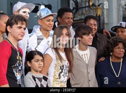 Prince Jackson, Blanket Jackson, Paris Jackson, Justin Bieber, Michael Jacksons Kinder prägen im Grauman's Chinese Theatre, Hollywood, CA, USA, die Schuhe ihres Vaters und den Paillettenhandschuh in Zement. Januar 26, 2012. (Im Bild: Prince Jackson, Blanket Jackson, Paris Jackson, Justin Bieber). Foto von Baxter/ABACAPRESS.COM Stockfoto