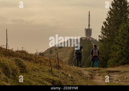 Zwei Wanderer auf dem Weg nach Chasseral, einem Gipfel im Schweizer Jura. Stockfoto