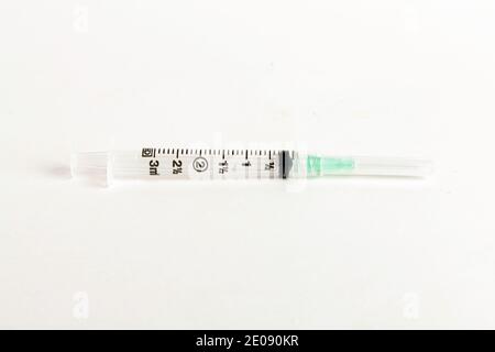 Eine Nahaufnahme mit selektivem Fokus auf einem hygienischen Einweg-Injektionsset aus Kunststoff auf weißem Hintergrund. Stockfoto