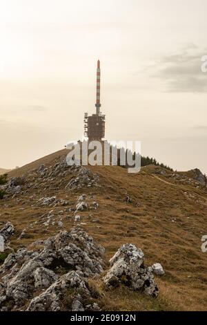 Gipfel Chasseral im Schweizer Jura mit Signalturm Stockfoto