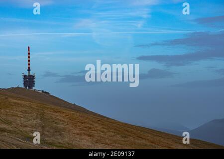 Gipfel Chasseral im Schweizer Jura mit Signalturm Stockfoto