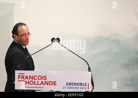 Francois Hollande, Kandidat der Sozialistischen Partei (PS) für die französischen Präsidentschaftswahlen 2012, hält seine Rede bei einem Besuch der Firma Schneider Electric in Eybens, nahe Grenoble, Ostfrankreich am 27. Januar 2012. Fotos von Vincent Dargent/ABACAPRESS.COM Stockfoto