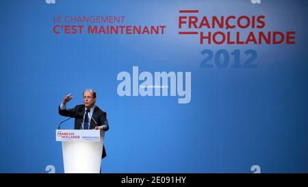 Francois Hollande, Kandidat der Sozialistischen Partei (PS) für die französischen Präsidentschaftswahlen 2012, hält seine Rede bei einem Besuch der Firma Schneider Electric in Eybens, nahe Grenoble, Ostfrankreich am 27. Januar 2012. Fotos von Vincent Dargent/ABACAPRESS.COM Stockfoto