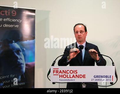 Francois Hollande, Kandidat der Sozialistischen Partei (PS) für die französischen Präsidentschaftswahlen 2012, hält seine Rede bei einem Besuch der Firma Schneider Electric in Eybens, nahe Grenoble, Ostfrankreich am 27. Januar 2012. Fotos von Vincent Dargent/ABACAPRESS.COM Stockfoto