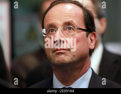 Der Kandidat der Sozialistischen Partei (PS) für die französischen Präsidentschaftswahlen 2012, Francois Hollande, besuchte am 27. Januar 2012 die Firma Schneider Electric in Eybens bei Grenoble, Ostfrankreich. Fotos von Vincent Dargent/ABACAPRESS.COM Stockfoto