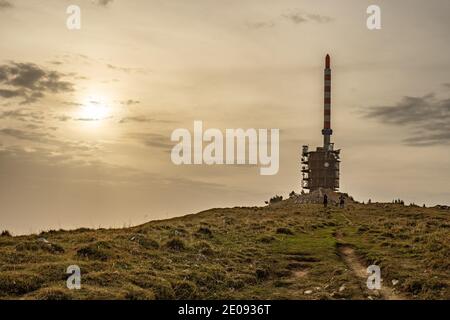 Gipfel Chasseral im Schweizer Jura mit Signalturm Stockfoto