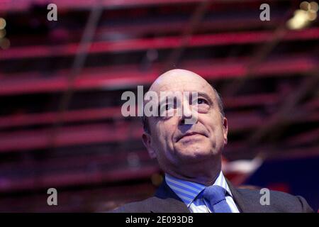 Der französische Außenminister Alain Juppe nimmt am 2012. Januar 2012 in Paris, Frankreich, am nationalrat der französischen rechten UMP-Partei Teil, der sich auf die Projekte der Partei für 2012 und die Investituren für die Parlamentswahlen 28 konzentrierte. Foto von Stephane Lemouton/ABACAPRESS.COM Stockfoto