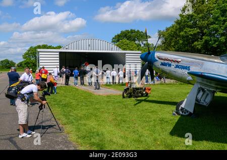 Nordamerikaner P-51D Mustang 2. Weltkrieg Kampfflugzeug auf dem North Weald Airfield, Essex, Großbritannien. Im Besitz von Peter Teichman vom Hangar 11. Fotografen-Event Stockfoto