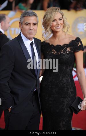 George Clooney und Stacy Keibler nehmen an den 18. Annual Screen Actors Guild (sag) Awards Teil, die am 29. Januar 2012 im Shrine Auditorium in Los Angeles, CA, verliehen werden. Stockfoto