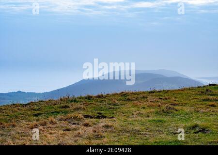 Blick von der Schweizer Jura-Kette über das Nebelmeer Des Bielersees an einem Herbsttag Stockfoto