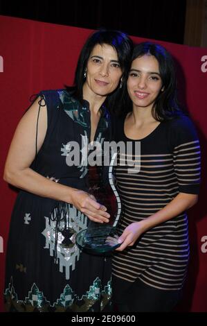 Hiam Abbass und Hafsia Herzi nehmen an der 7. Internationalen Konferenz für Kino und Henri Langlois-Preis Teil, die am 30. Januar 2012 im Rathaus von Vincennes in der Nähe von Paris, Frankreich, stattfand. Foto von Mireille Ampilhac/ABACAPRESS.COM Stockfoto