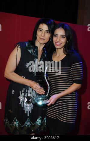 Hiam Abbass und Hafsia Herzi nehmen an der 7. Internationalen Konferenz für Kino und Henri Langlois-Preis Teil, die am 30. Januar 2012 im Rathaus von Vincennes in der Nähe von Paris, Frankreich, stattfand. Foto von Mireille Ampilhac/ABACAPRESS.COM Stockfoto