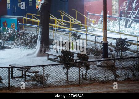 PS 33 im Chelsea-Viertel von New York ist am Mittwoch Abend, dem 16. Dezember 2020, in Schnee gehüllt. Wegen des Winters Nor’easter New York City Bürgermeister Bill De Blasio angekündigt, dass die physischen Schulen geschlossen werden und die Schüler und Pädagogen werden auf Remote Learning wechseln. (© Richard B. Levine) Stockfoto