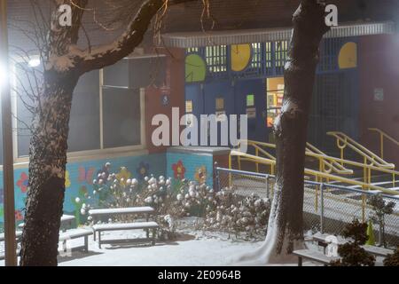 PS 33 im Chelsea-Viertel von New York ist am Mittwoch Abend, dem 16. Dezember 2020, in Schnee gehüllt. Wegen des Winters Nor’easter New York City Bürgermeister Bill De Blasio angekündigt, dass die physischen Schulen geschlossen werden und die Schüler und Pädagogen werden auf Remote Learning wechseln. (© Richard B. Levine) Stockfoto
