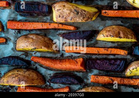 Restaurant, Vegetarismus, schnell, Gesundheit, Rezepte Konzepte - Ofengebackenes Gemüse Kartoffeln Karotten, Pilze mit würzenden Dill. Geröstet Stockfoto