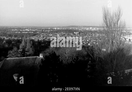 AJAXNETPHOTO. LOUVECIENNES, FRANKREICH. - ENTFERNTE VORORTE - BLICK RICHTUNG NORDEN RICHTUNG CROISSY SUR SEINE UND LE VESINET VON DER ALLEE DES SOUDANES. EINE SZENE, DIE VON IMPRESSIONISTISCHEN KÜNSTLERN DES 19. JAHRHUNDERTS GESEHEN WURDE, DIE IN DER GEGEND LEBTEN UND ARBEITETEN. FOTO: JONATHAN EASTLAND/AJAX REF: RX131208 882 Stockfoto