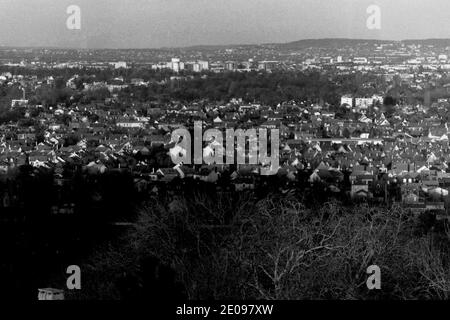 AJAXNETPHOTO. LOUVECIENNES, FRANKREICH. - ENTFERNTE VORORTE - BLICK RICHTUNG NORDEN RICHTUNG CROISSY SUR SEINE, CHATOU UND LE VESINET VON HÖHEN NAHE ALLEE DES SOUDANES. EINE SZENE, DIE VON IMPRESSIONISTISCHEN KÜNSTLERN DES 19. JAHRHUNDERTS GESEHEN WURDE, DIE IN DER GEGEND VOR DER ZEIT DER ZERSIEDELUNG LEBTEN UND ARBEITETEN. FOTO: JONATHAN EASTLAND/AJAX REF: RX7131208 886 Stockfoto