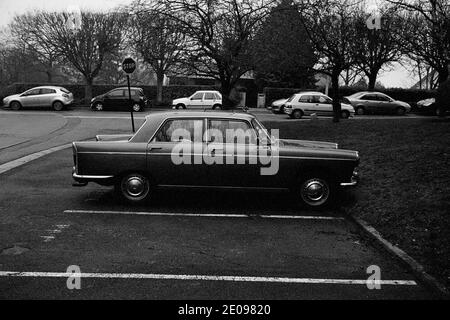 AJAXNETPHOTO. LOUVCIENNES, FRANKREICH. - SELTENER KLASSIKER - EIN PEUGEOT 404 SALON AUF EINER WOHNSTRASSE GEPARKT.FOTO:JONATHAN EASTLAND/AJAX REF:TC2588BW 18 Stockfoto