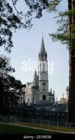 AJAXNETPHOTO. 2019. LOURDES, FRANKREICH. - BERÜHMTE SPIRE - BASILIKA UNSERER LIEBEN FRAU VOM ROSENKRANZ.FOTO:CAROLINE BEAUMONT/AJAX REF:CJP190605 348 Stockfoto