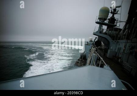 AJAXNETPHOTO. FEBRUAR 2012. AUF SEE. HOHEITSGEWÄSSER DES VEREINIGTEN KÖNIGREICHS. - HMS LIVERPOOL. VON GLASGOW NACH LIVERPOOL PASSAGE - ZERSTÖRER VOM TYP 42, DER SICH MIT GESCHWINDIGKEIT IN DER IRISCHEN SEE DREHT. FOTO: JONATHAN EASTLAND/AJAX REF: RD122902 2210 Stockfoto