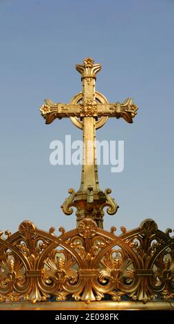 AJAXNETPHOTO. 2019. LOURDES, FRANKREICH. - KREUZ AUS GOLD - GOLDENES KREUZ UND KRONE AM EINGANG ZUR BASILIKA UNSERER LIEBEN FRAU VOM ROSENKRANZ.FOTO:CAROLINE BEAUMONT/AJAX REF:CJP190605 369 Stockfoto