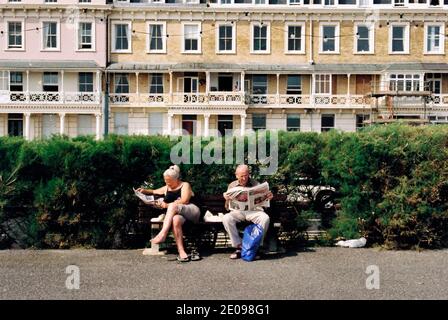 AJAXNETPHOTO. WORTHING, ENGLAND. - GESTERN HEUTE UND MORGEN NEWS - EIN PAAR AUF DER PROMENADE ENTSPANNEN ZEITUNG LESEN. FOTO:JONATHAN EASTLAND/AJAX REF:CNV00003 61208 Stockfoto