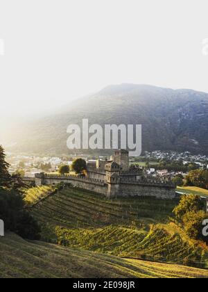 Panoramablick auf Burg Montebello Festung Stadtmauer von gesehen Castelgrande Befestigung in der schweizer Stadt Bellinzona alpen Tessin Stockfoto