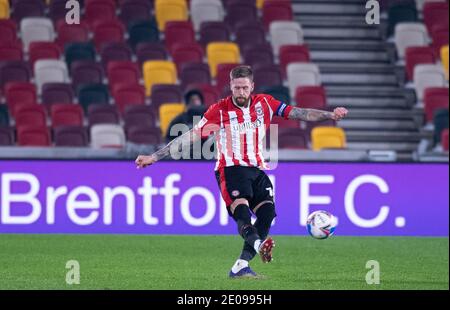 Brentford, Großbritannien. Dezember 2020. Brentford Pontus Jansson beim Sky Bet Championship-Spiel zwischen Brentford und Bournemouth im Brentford Community Stadium, Brentford, England am 30. Dezember 2020. Foto von Andrew Aleksiejczuk/Prime Media Images. Kredit: Prime Media Images/Alamy Live Nachrichten Stockfoto