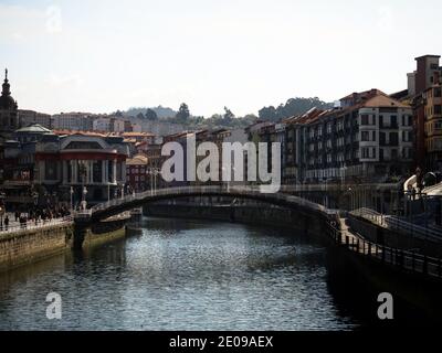 Hausfassaden und Fußgängerbrücke Erriberako Zubia über Eastuary of Bilbao von Mesedeetako Zubia Puente de la merced aus gesehen Bilbao Baskisch C Stockfoto