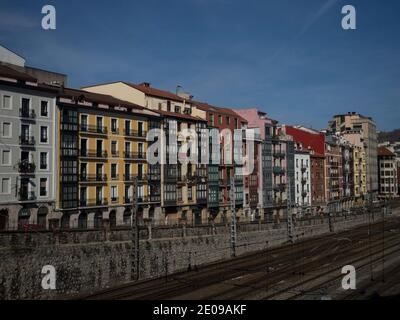 Bunte alte historische Gebäude Haus Fassade neben dem Bahnhof Rennstrecken in Bilbao Baskenland in Spanien Stockfoto