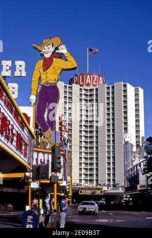 Fremont Street Blick mit Pioneer Club Cowboy-Schild und das Plaza Hotel, als die Straße um die 1970er Jahre in Las Vegas, NV entdeckt wurde Stockfoto