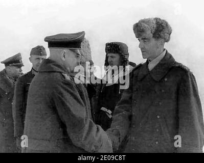 Feldmarschall Paulus trifft sich mit Generaloberst Heitz und anderen deutschen Offizieren, die in Stalingrad gefangen genommen wurden. Fotografiert werden hier Generalleutnant Alexander Edler von Daniels (ganz links), Generalleutnant Hans-Heinrich Sixt von Arnim (2. Links), Generaloberst Walter Heitz (3. Links), Oberst Wilhelm Adam (2. Rechts) und Generalfeldmarschall Friedrich Paulus (ganz rechts) 4. Februar 1943 Stockfoto