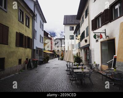 Leere Fußgängerzonen Kopfsteinpflasterstraßen in typisch österreichischem Dorf Altstadt Bludenz in Vorarlberg Österreich Stockfoto