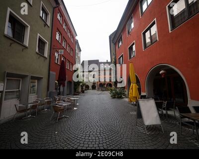 Leere Fußgängerzonen Kopfsteinpflasterstraßen in typisch österreichischem Dorf Altstadt Bludenz in Vorarlberg Österreich Stockfoto
