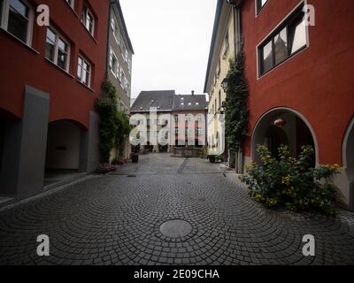 Leere Fußgängerzonen Kopfsteinpflasterstraßen in typisch österreichischem Dorf Altstadt Bludenz in Vorarlberg Österreich Stockfoto