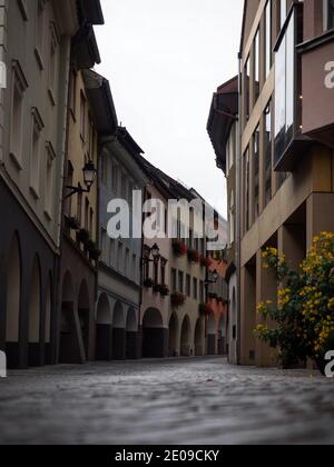 Leere Fußgängerzonen Kopfsteinpflasterstraßen in typisch österreichischem Dorf Altstadt Bludenz in Vorarlberg Österreich Stockfoto