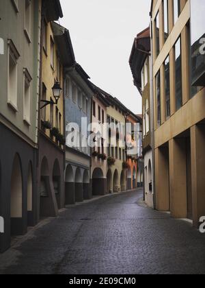 Leere Fußgängerzonen Kopfsteinpflasterstraßen in typisch österreichischem Dorf Altstadt Bludenz in Vorarlberg Österreich Stockfoto