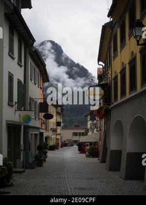 Leere Fußgängerzonen Kopfsteinpflasterstraßen in typisch österreichischem Dorf Altstadt Bludenz in Vorarlberg Österreich Stockfoto
