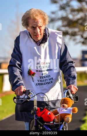 Datei Foto vom 04/11/20 der 104-jährigen Ruth Saunders, zu Fuß einen Marathon, um Geld für Thames Valley Air Ambulance, die einen MBE für Dienstleistungen für wohltätige Zwecke während Covid-19 in der New Year's Honors Liste ausgezeichnet wurde sammeln. Stockfoto