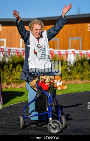 Datei Foto vom 04/11/20 der 104-jährigen Ruth Saunders, zu Fuß einen Marathon, um Geld für Thames Valley Air Ambulance, die einen MBE für Dienstleistungen für wohltätige Zwecke während Covid-19 in der New Year's Honors Liste ausgezeichnet wurde sammeln. Stockfoto